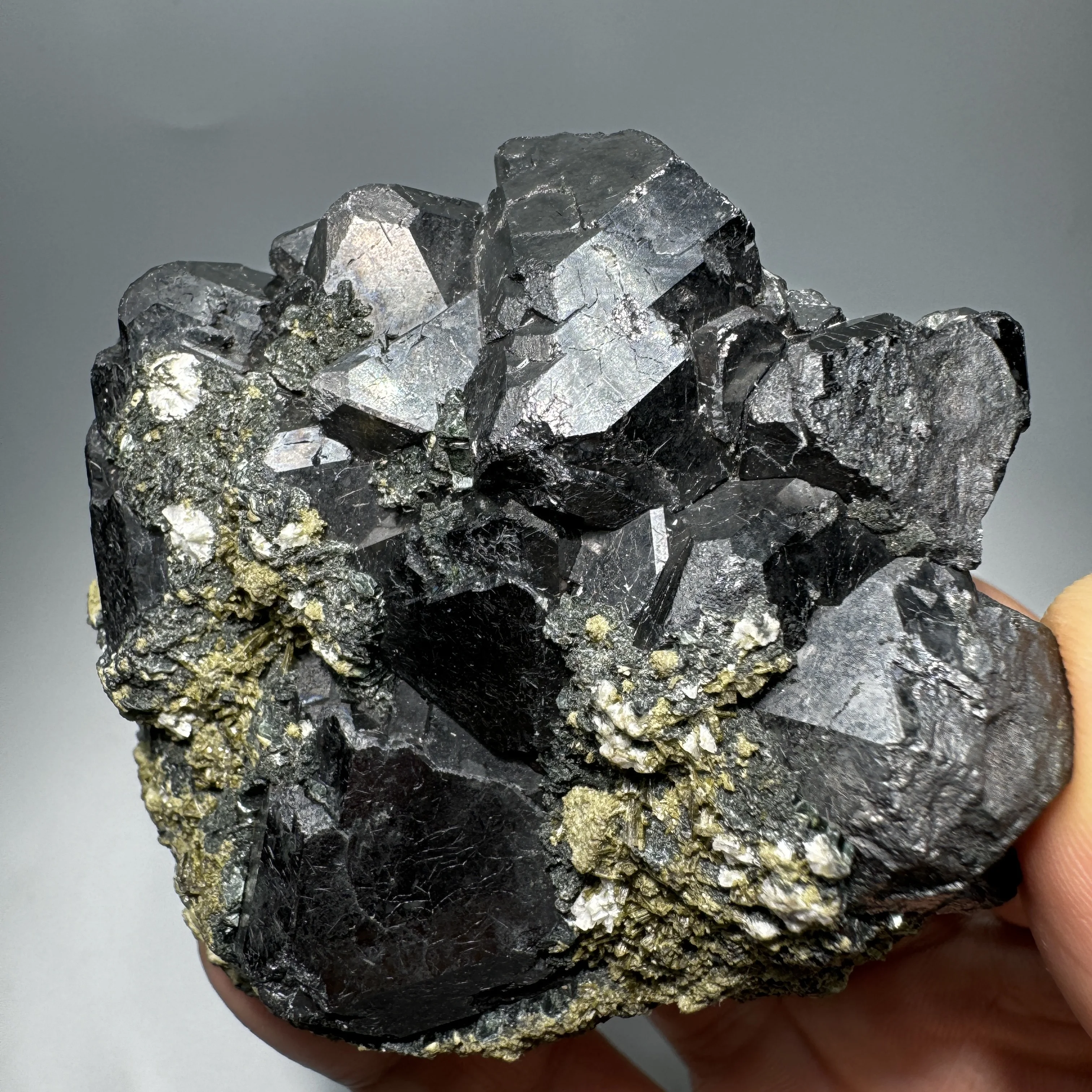 326g Natural Inner Mongolia Magnetite Mineral Specimen Rock Healing Stone Home Decor