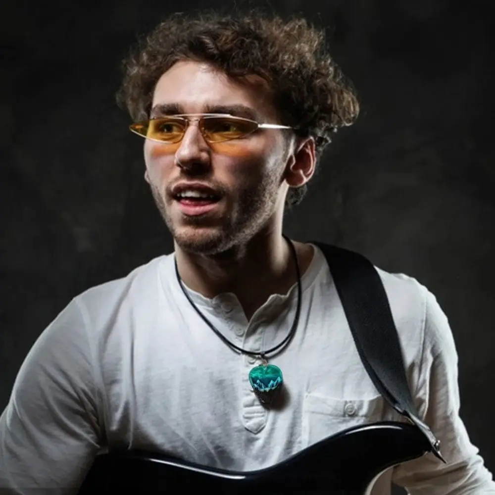 Regali creativi Collana con plettro per chitarra Collana con plettro per chitarra in resina fatta a mano Collana a forma di cuore con ciondolo a forma di cuore retrò