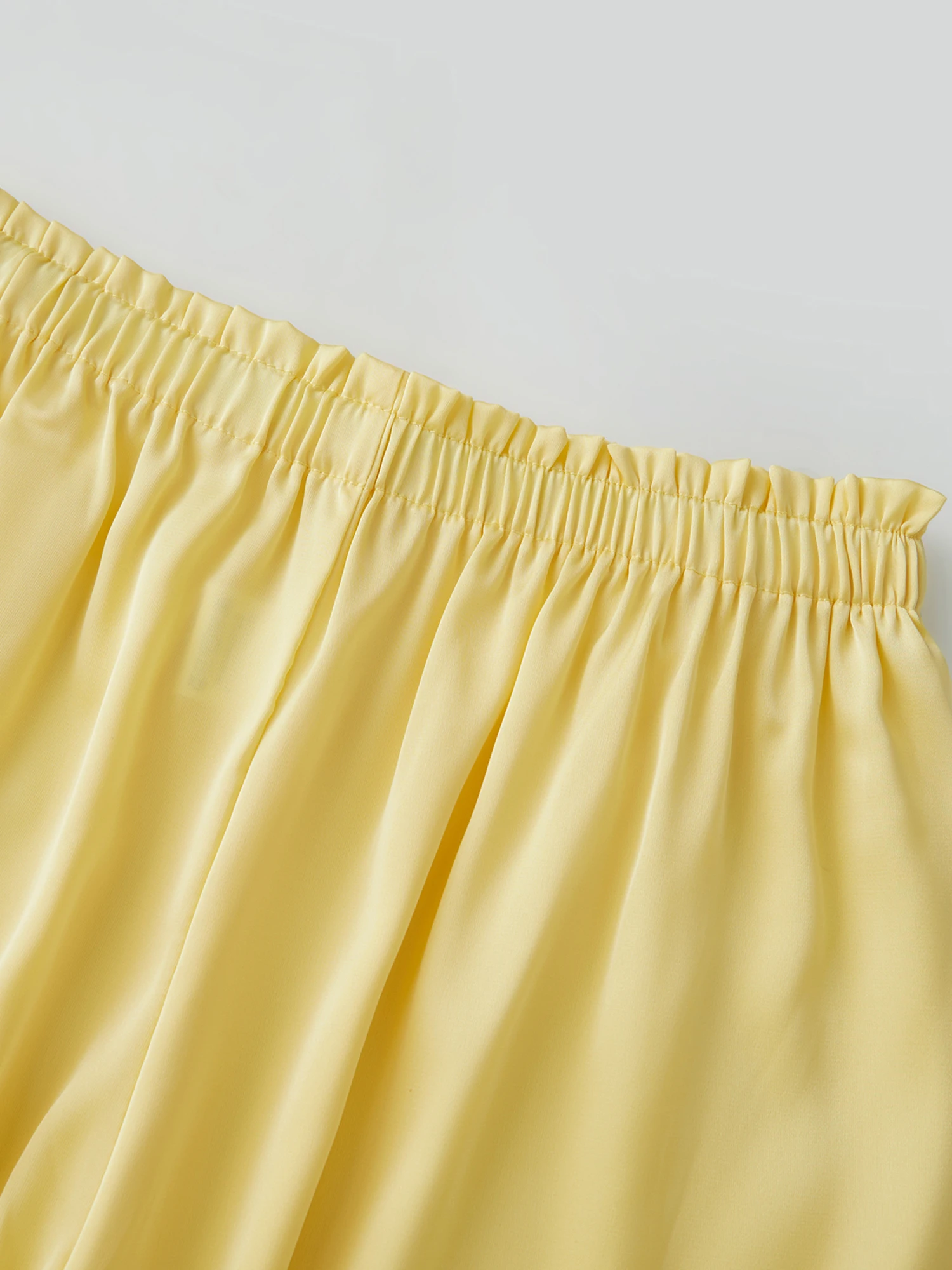 Pantaloncini fluidi al ginocchio da donna con tasche e elastico in vita - Pantaloncini setosi casual a gamba larga in tinta unita per l'estate