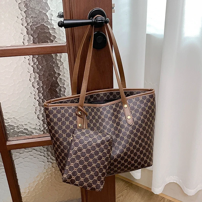 

Fashionable Women's Minimalist Stylish Clutch Bag With Trendy Letter Logo Vintage Solid Color Leisure