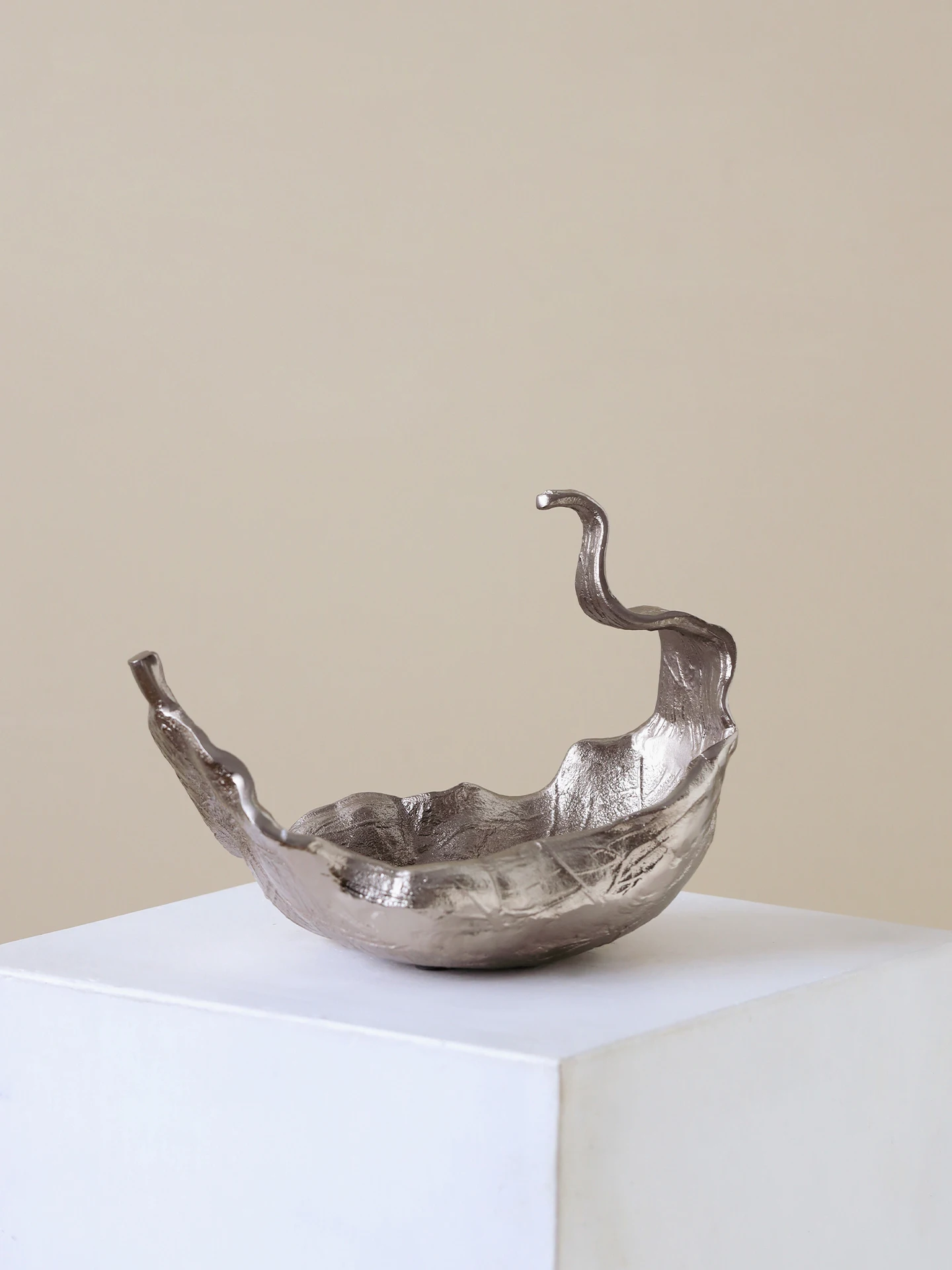 Aluminum Artistic Twisted Leaf-Shaped Decorative Tray Entrance Hall, Living Room Soft Furnishing New Home Decor Gifting