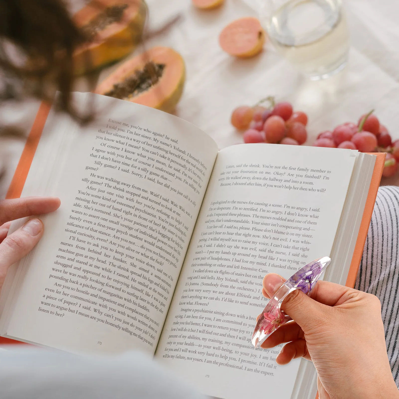 

Charming Dried Flower Bookmark in Resin Handy Thumb Page Holder for Books Elegant Reading Accessory for Women Teachers
