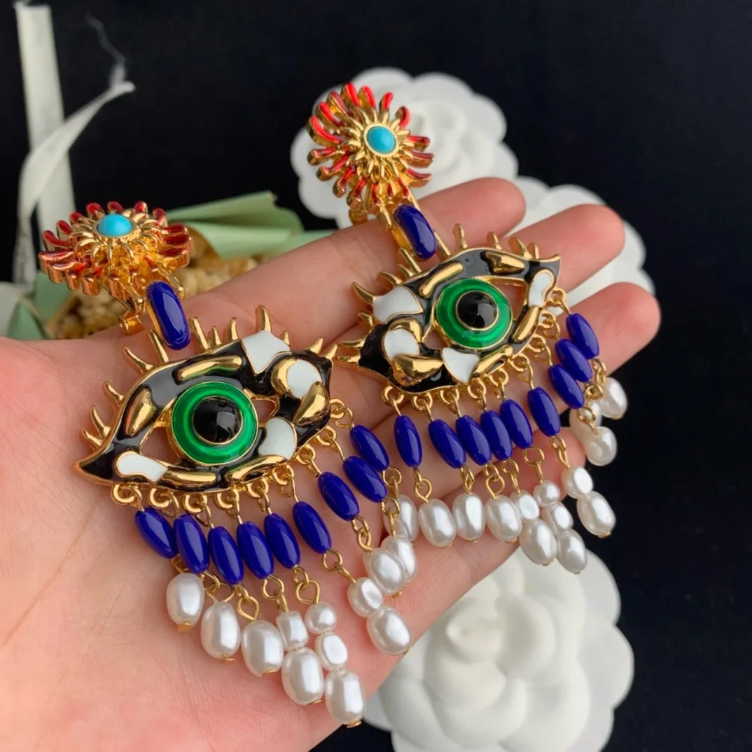 

Fashionable and exaggerated enamel eyes, tassels, pearls, shoulder sweeping earrings