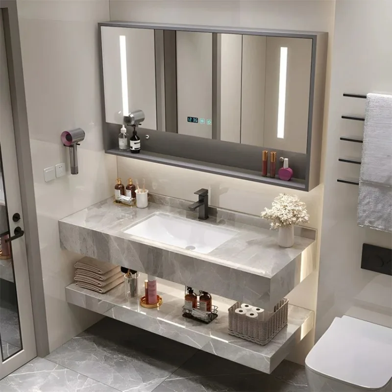 Nowoczesny szary zestaw mebli łazienkowych do montażu na ścianie z kamiennym blatem, ceramicznym umywalką, inteligentnym lustrem i kombinacją baterii.