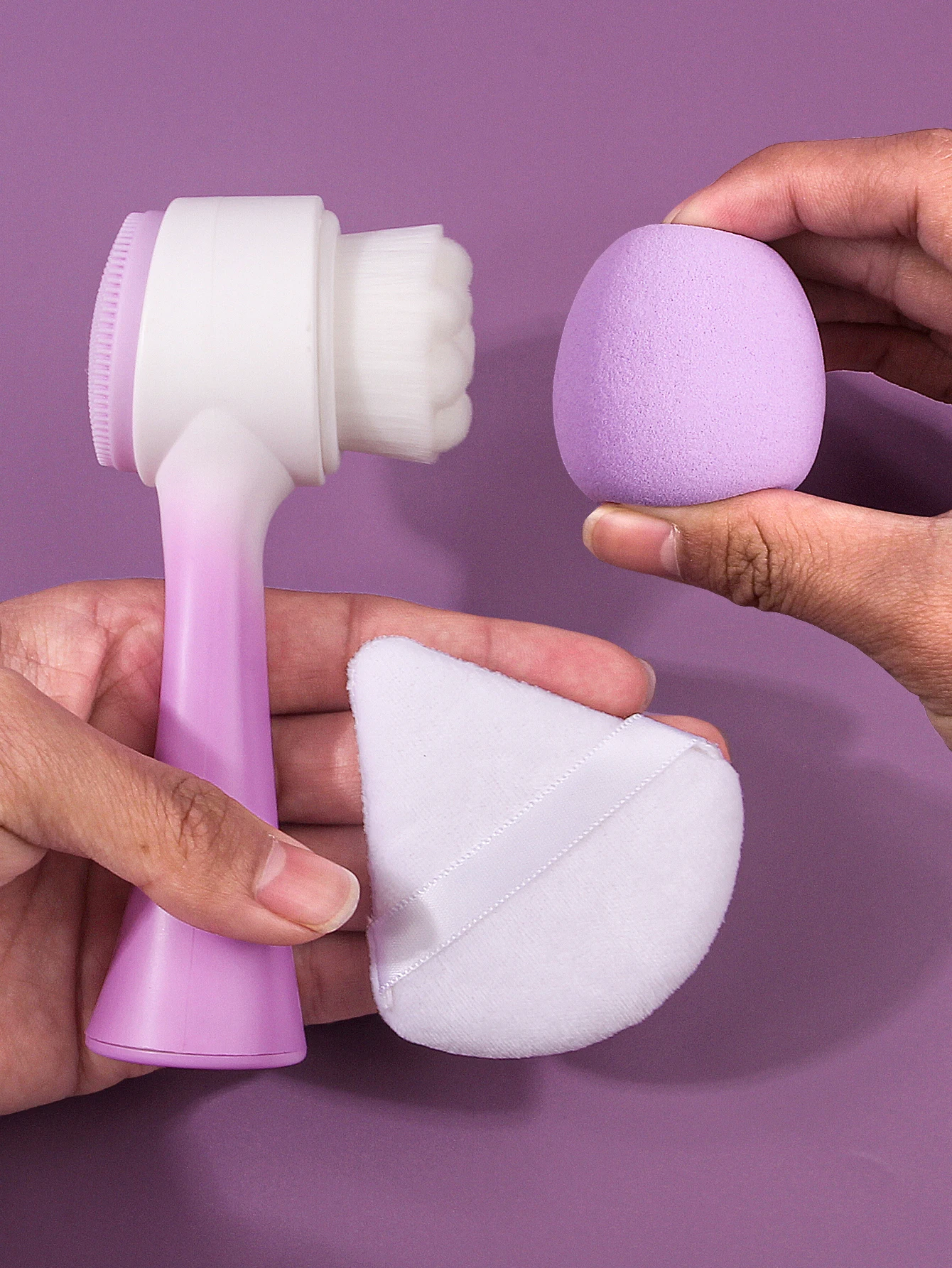 3 قطع من أدوات التجميل المحمولة: فرشاة وجه ناعمة على الوجهين وإسفنجة مكياج الوجه غير المسحوقة على البيض/نفخة مسحوق مثلثة