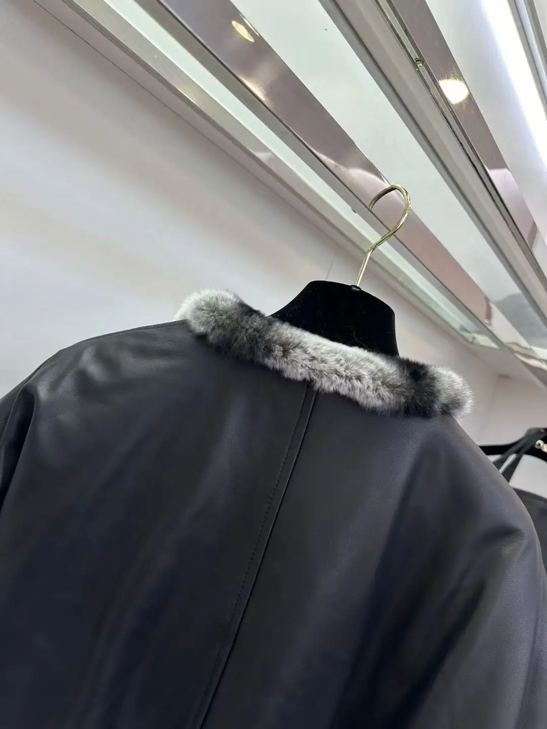 Winter nieuwe modieuze schapenvacht ganzendons knoopsluiting met drakenkat kleur geïmporteerde otter konijnenbontjas dameskleding