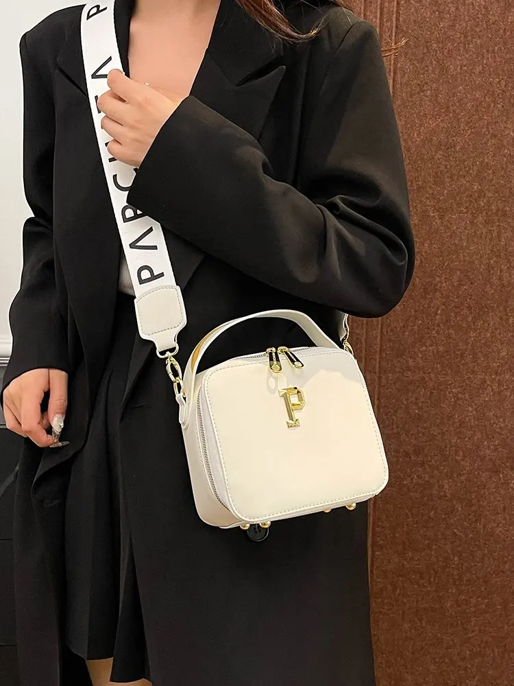 

Women's Tote Bag Made Of Premium Leather Boasting Casual Simple Vintage And Paris Commuter Vintage Look