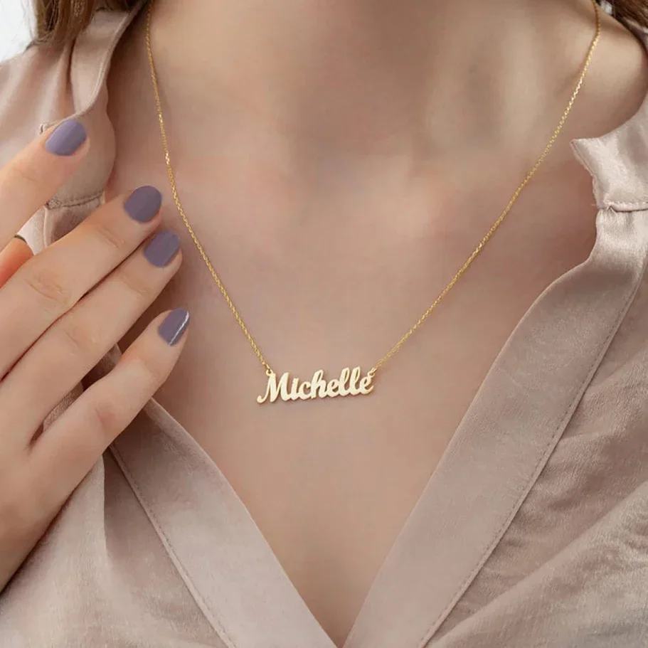 Colar com nome personalizado para mulheres Banhado a ouro 18k Jóias em aço inoxidável Pingente de placa de identificação personalizada Gargantilha de aniversário