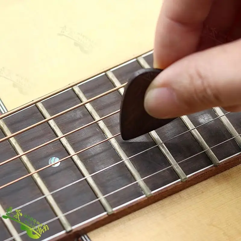 2pc Guitar pick  solid wood pick shrapnel Guitar sweep accessories Guitar accessories refers to playing pick
