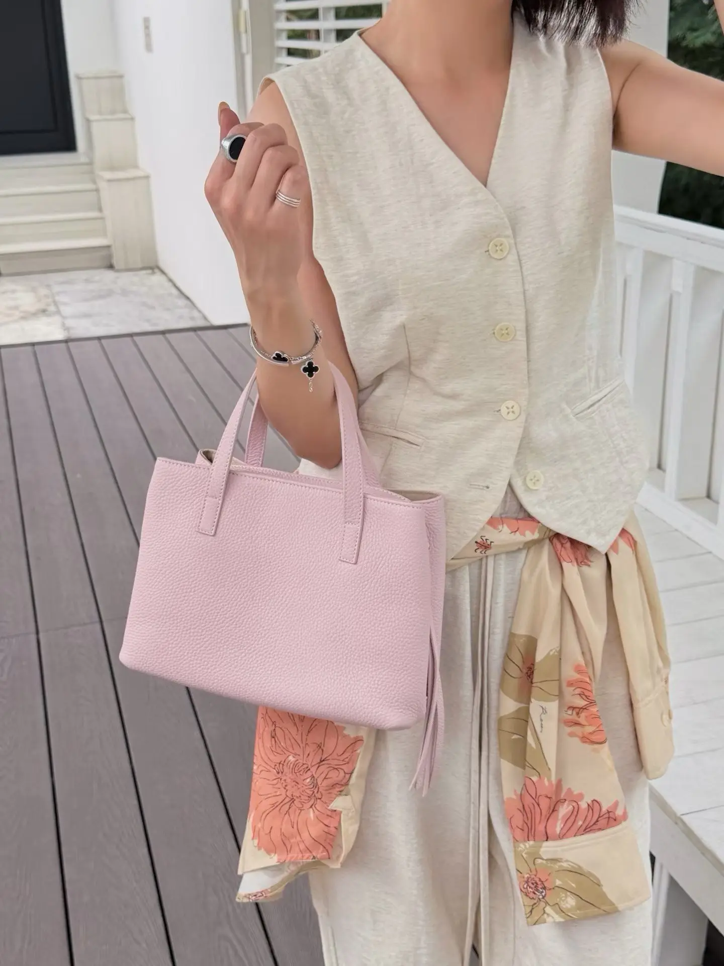 100% genuine leather women's high-capacity commuting handbag crossbody bag, summer dopamine colored, lightweight and durable