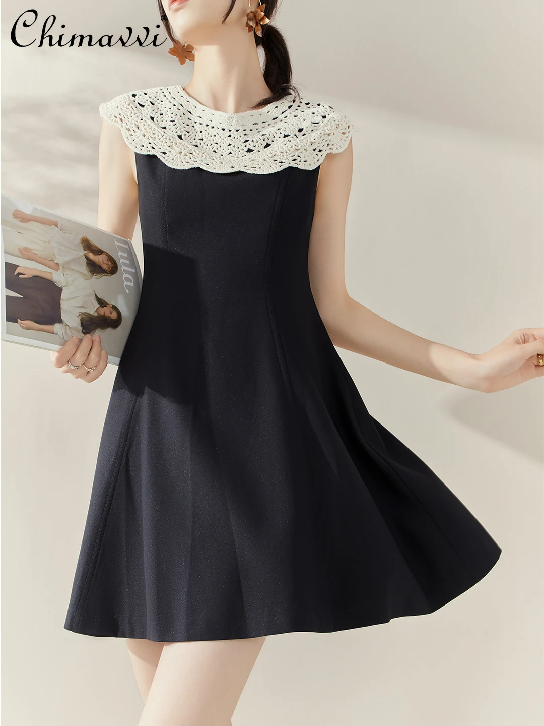 

Французский элегантный стиль Хепберн со съемным кукольным воротником без рукавов и высокой талией, тонкое трапециевидное темпераментное черное короткое платье, женское лето