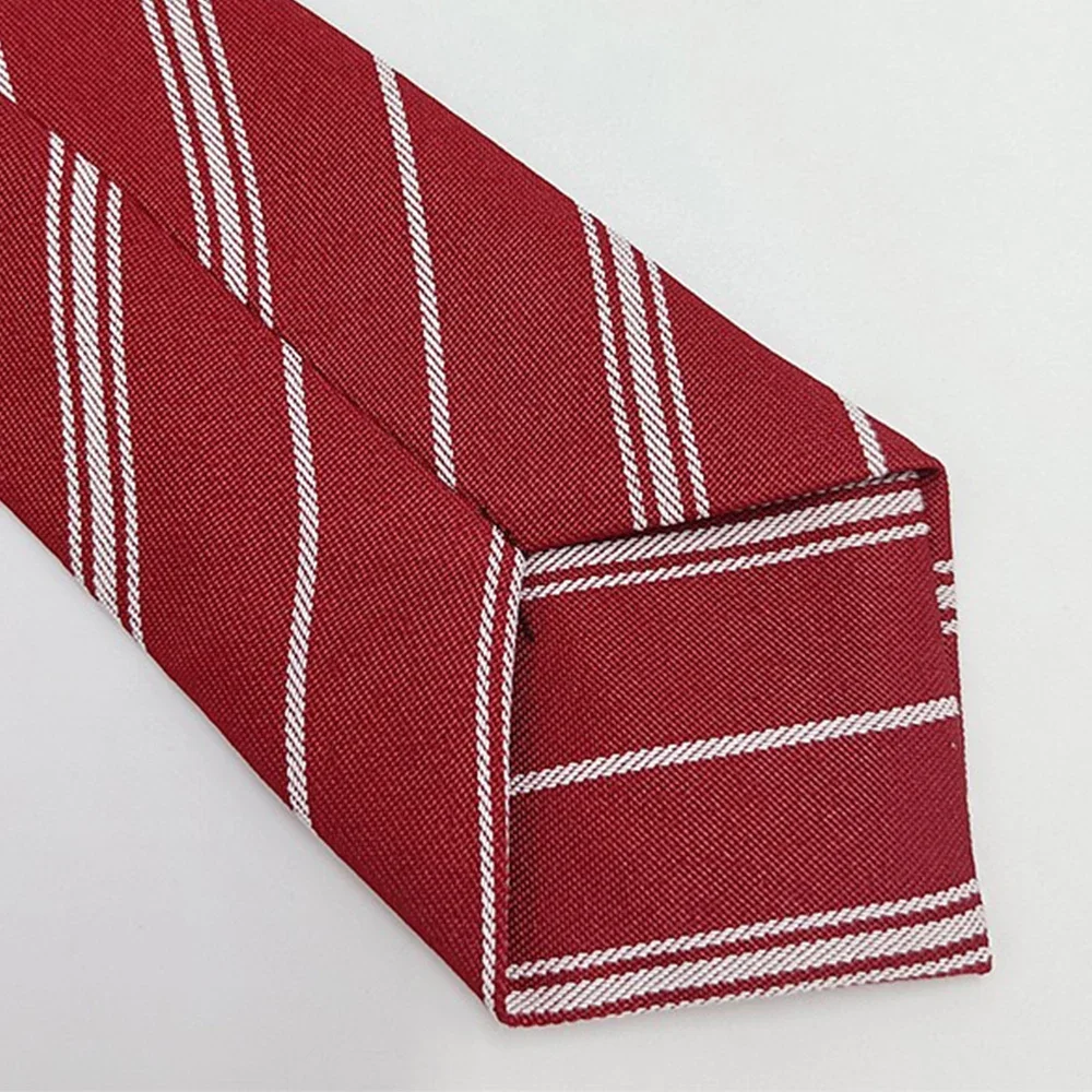 Une cravate unisexe à rayures multicolores attachée à la main, style classique, polyvalente, un incontournable pour la rentrée scolaire