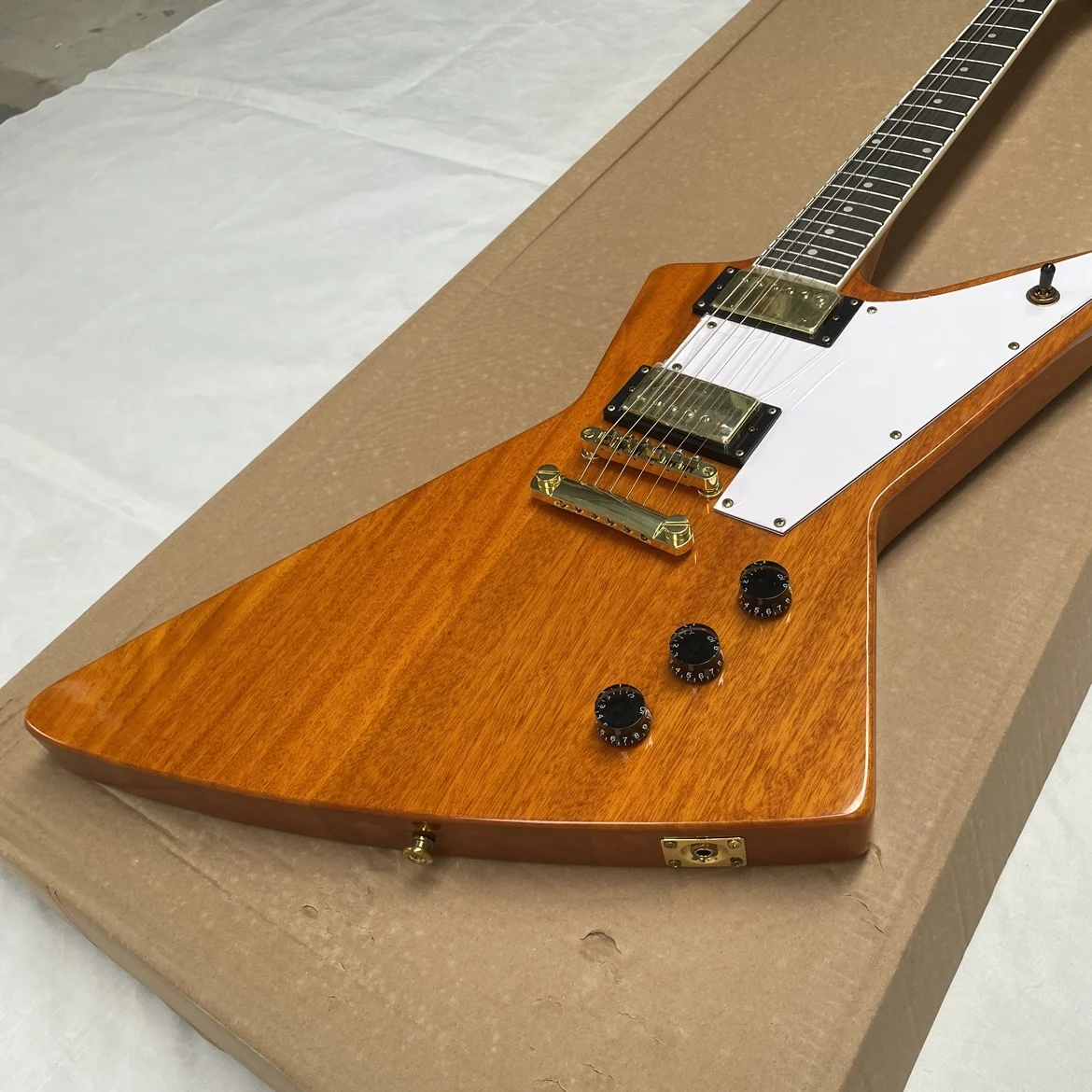 A six-string transparent yellow electricguitar with a white pickguard and gold hardware guitars.Professional performanceguitarra view 2