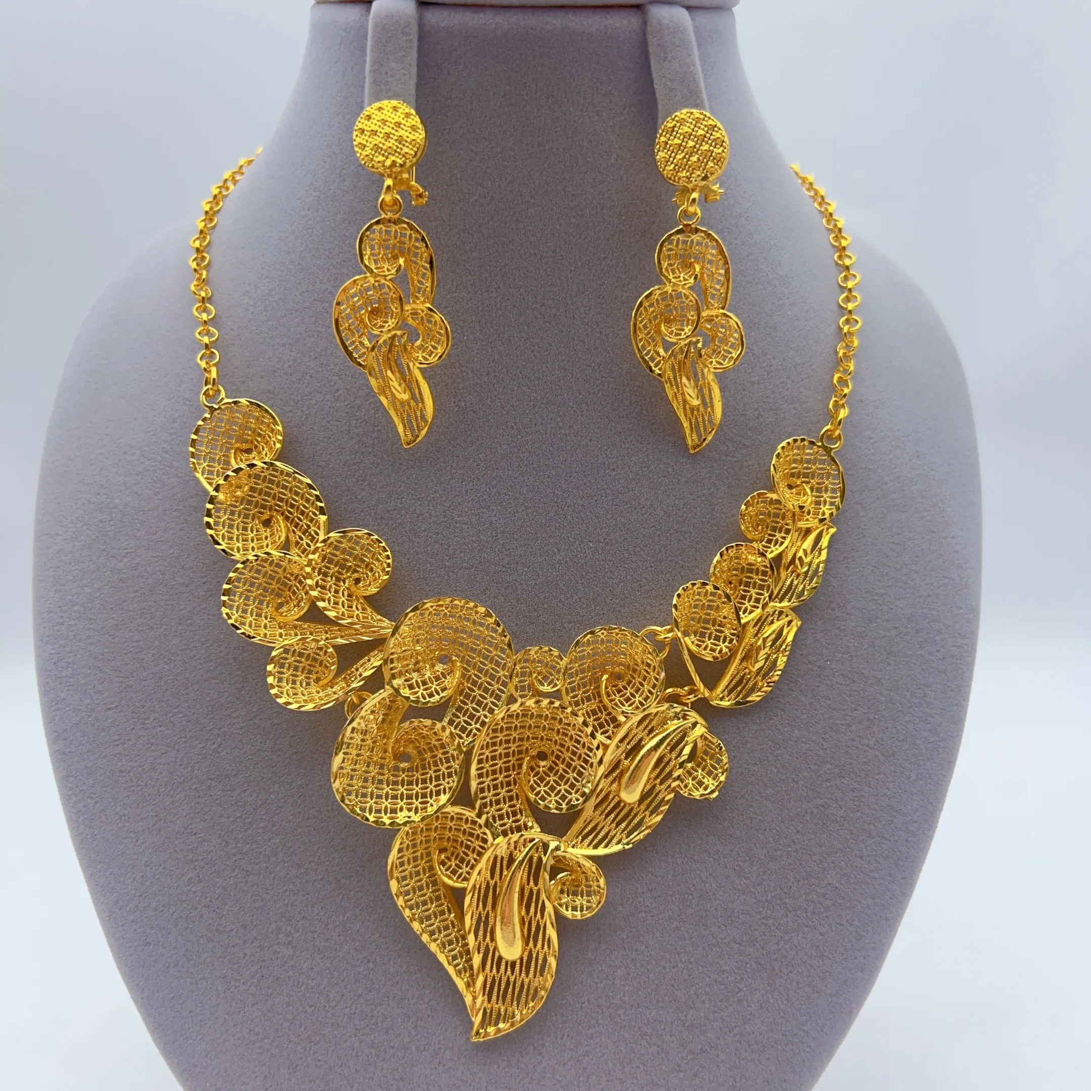 Indisches 24K vergoldetes großes florales Halsketten- und Ohrring-Schmuckset für Frauen, afrikanischer Dubai Brautschmuck, Hochzeitsgeschenk, Schmuck.