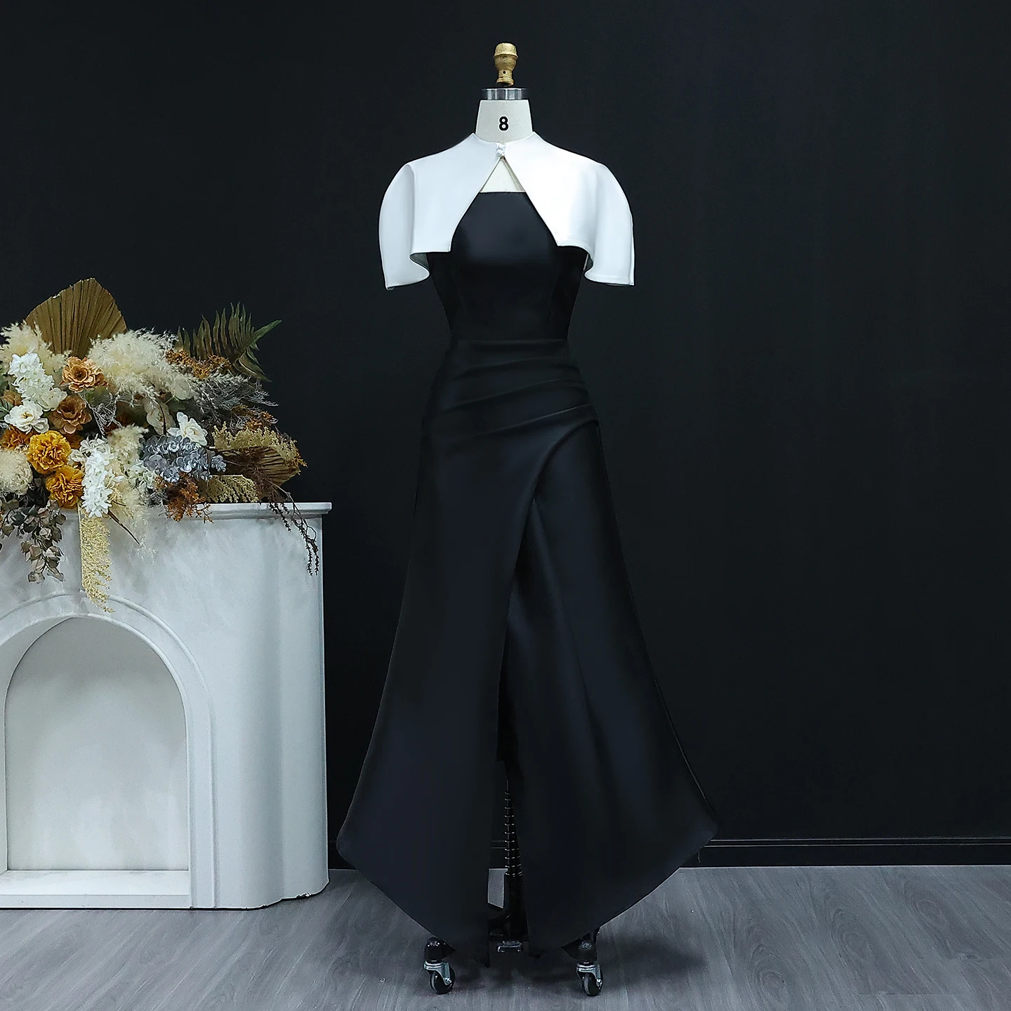 Sharon กล่าวว่าดูไบ A-Line สีดําและสีขาวชุดราตรีหรูหรา Cape สําหรับงานแต่งงานของผู้หญิงชุดอย่างเป็นทางการ SF415 ที่กําหนดเอง