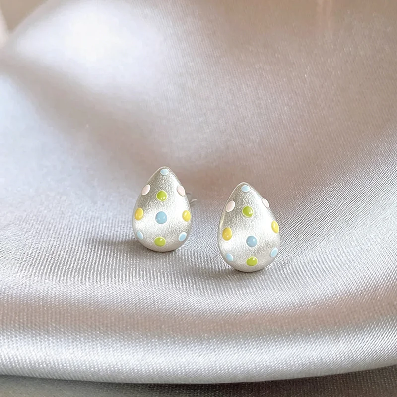 Macaron-farbige, gepunktete, silberfarbene, gebürstete, tropfenförmige Ohrringe für Damen, trendiges Accessoire, vielseitiges Schmuckdesign, modisch – Detail 6