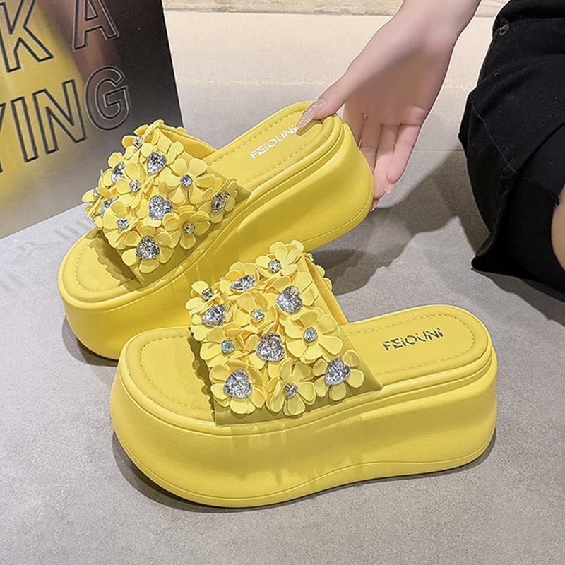Sommerliche Damen-Sandalen mit offener Zehenpartie, 3D-Blumen-Strass, dickem Keilabsatz, Plateau-Mules, Party- und Freizeitschuhe für Damen