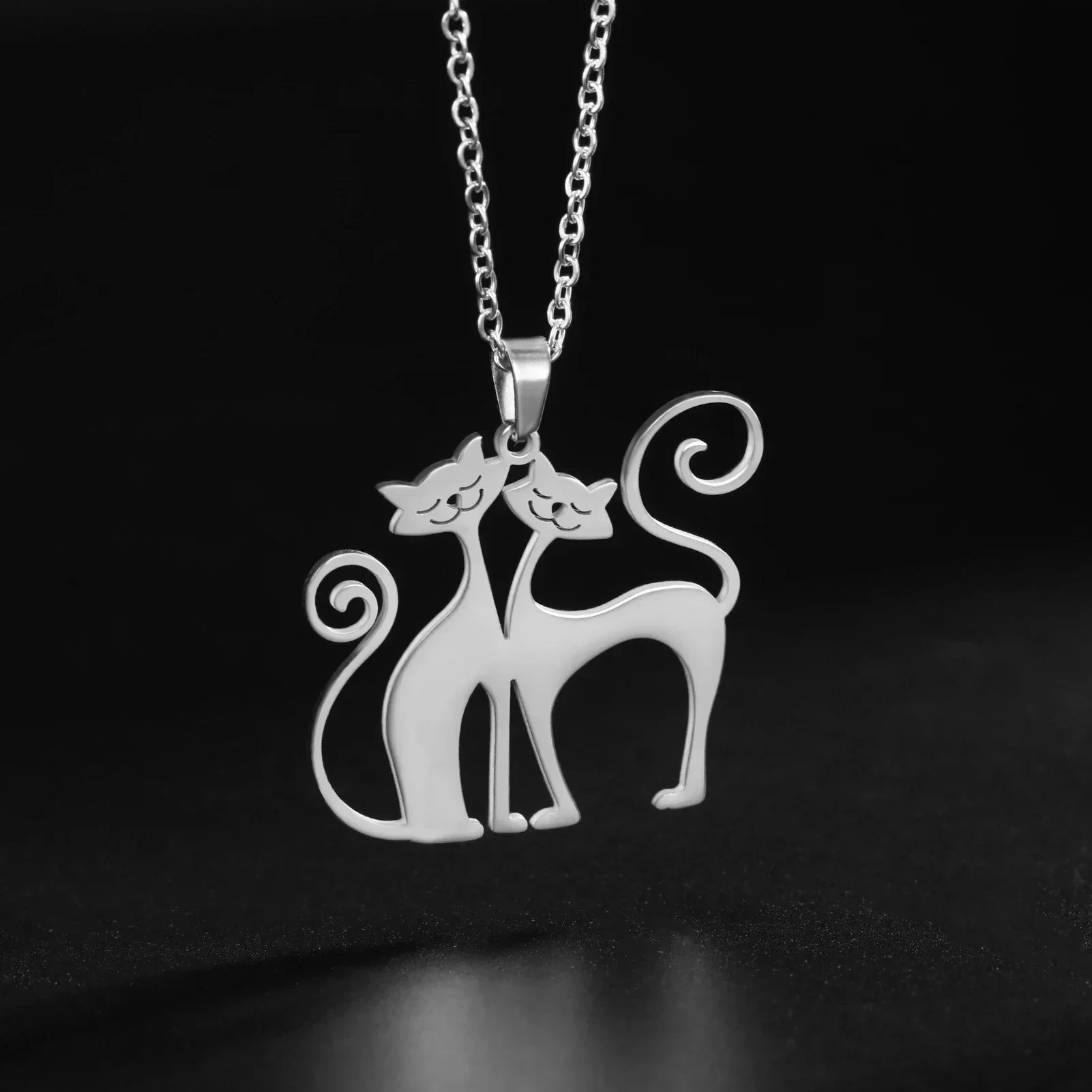 Crouching Intimate Cat Pendant Stainless Steel Necklace Couple Cute and Fun Animal Valentine's Day Jewelry Gift Wholesale