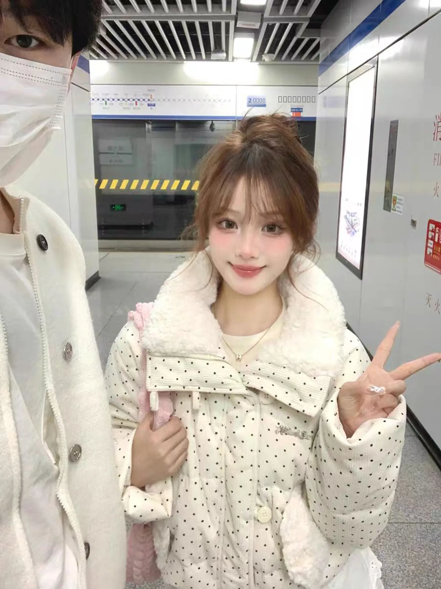 

Новая женская зимняя куртка-пуховик в горошек белого цвета, модель 2025 года, в японском стиле, теплая, для студентов, из вельвета, зимняя одежда