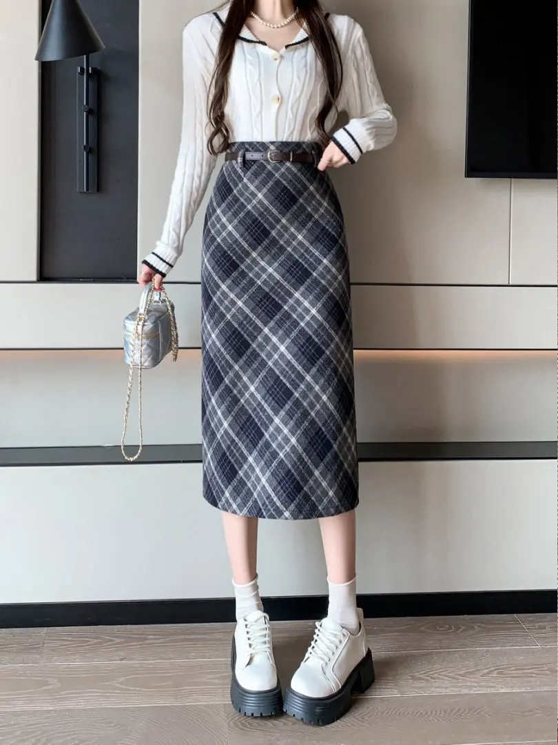 กระโปรงทรงตรงผ้าวูลลายสก็อตเอวสูงสไตล์วินเทจสำหรับผู้หญิง ฤดูใบไม้ร่วง ฤดูหนาว ลำลอง ผ่าข้าง ทรงเข้ารูป ความยาวปานกลาง พร้อมเข็มขัด