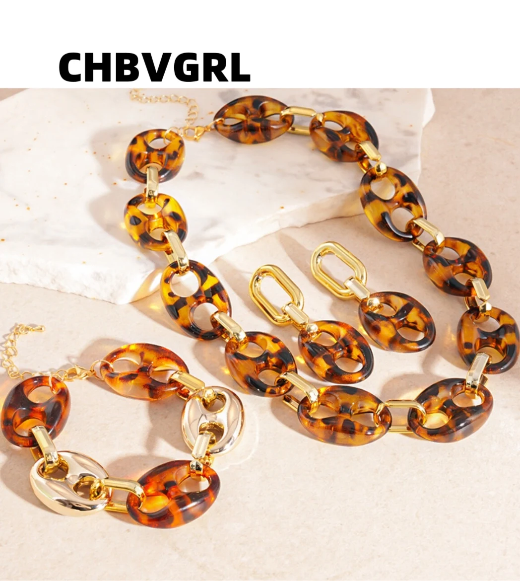 

Hot-selling couple earrings, necklaces, bracelets, retro collar chains, elegant and fashionable high-end sets of neck ornaments.