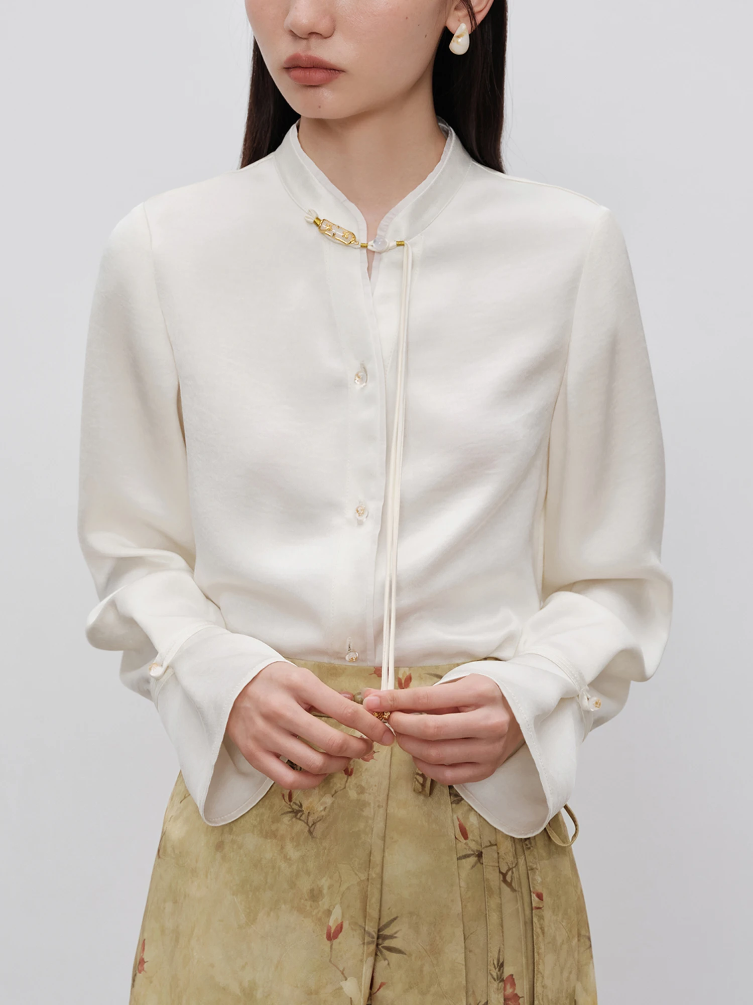 

ZIQIAO New Chinese Style New Design Pure Color Niche Shirt For Female 2024 Autumn New White Elegant Commuter Top 24ZQ93103