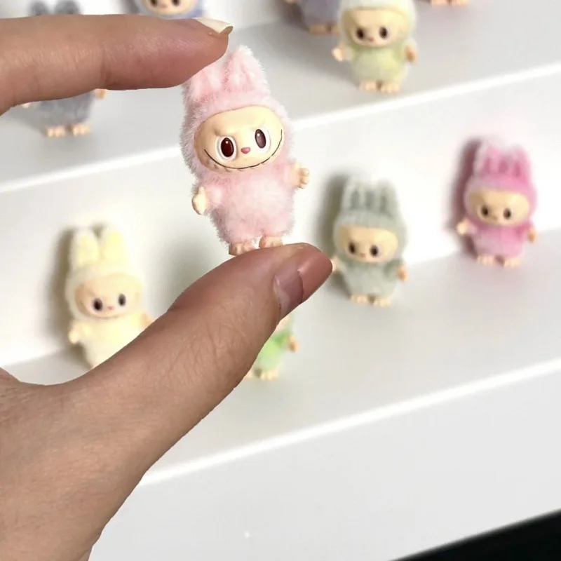 Mini labubu animes figura em pé e postura sentada boneca brinquedo bonito decoração de mesa modelo ornamentos presentes de natal