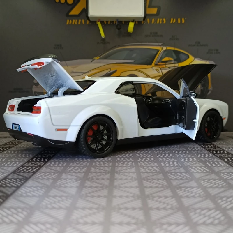 

1:24 simulation Dodge Hellcat alloy car model doors and the front hood and trunk door can be opened fine workmanship