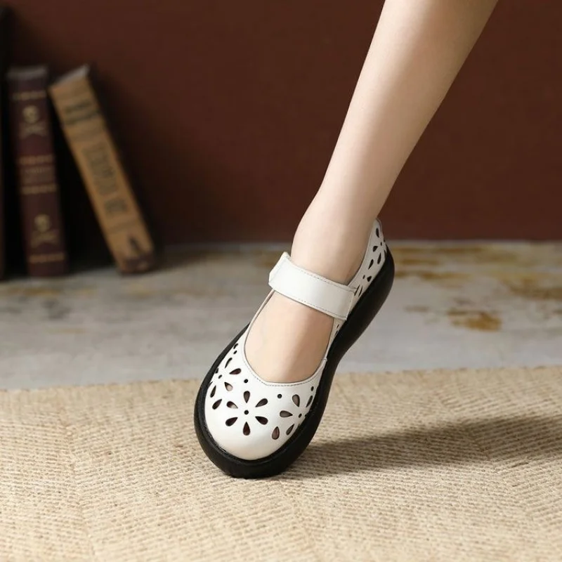 

Retro women's shoes with square toe, new summer flat-soled shoes with Velcro and hollow design, casual women's shoes