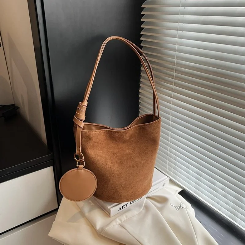 

Simple Minimalist Leather Tote Messenger Bag With Unique Design Large Capacity For Women Business Leisure And Spacious