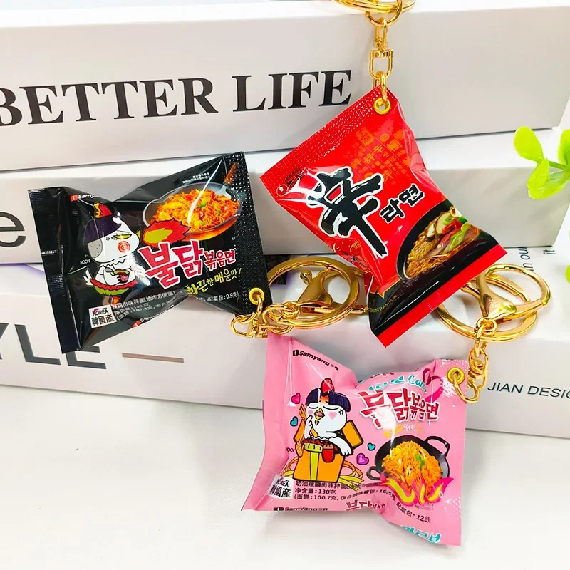 Llavero con bolsa de aperitivos simulada, fideos Xin Lamian, fideos de pavo, colgante de embalaje con ondas de calor, juego de comida, colgante con bolsa de llaves giratoria