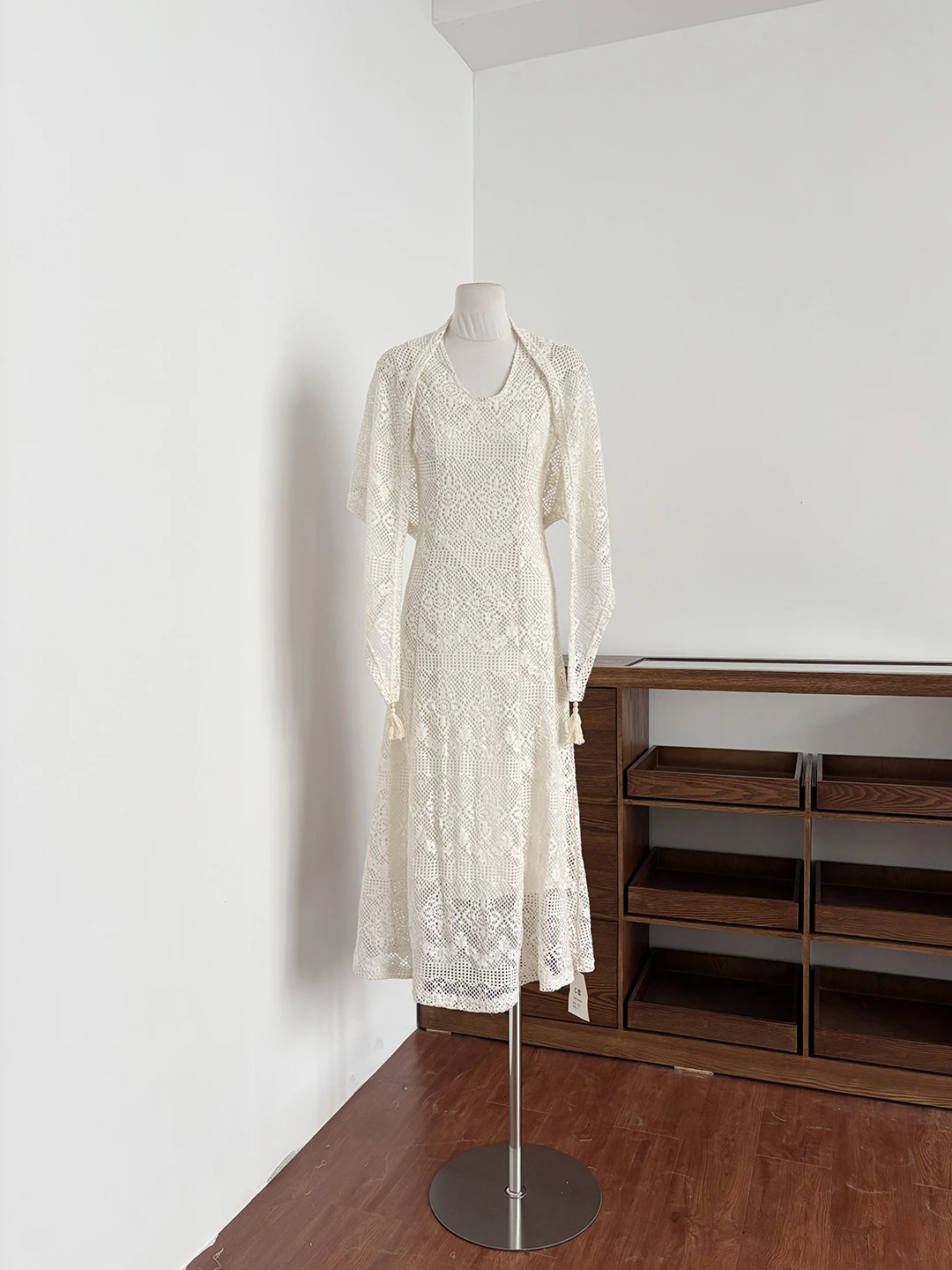 

Elegant Lace Two-Piece Set Women's Summer Sweet Youthful Vest Skirt High-End Court Style Ensemble Soft Peach Color Long Sleev...