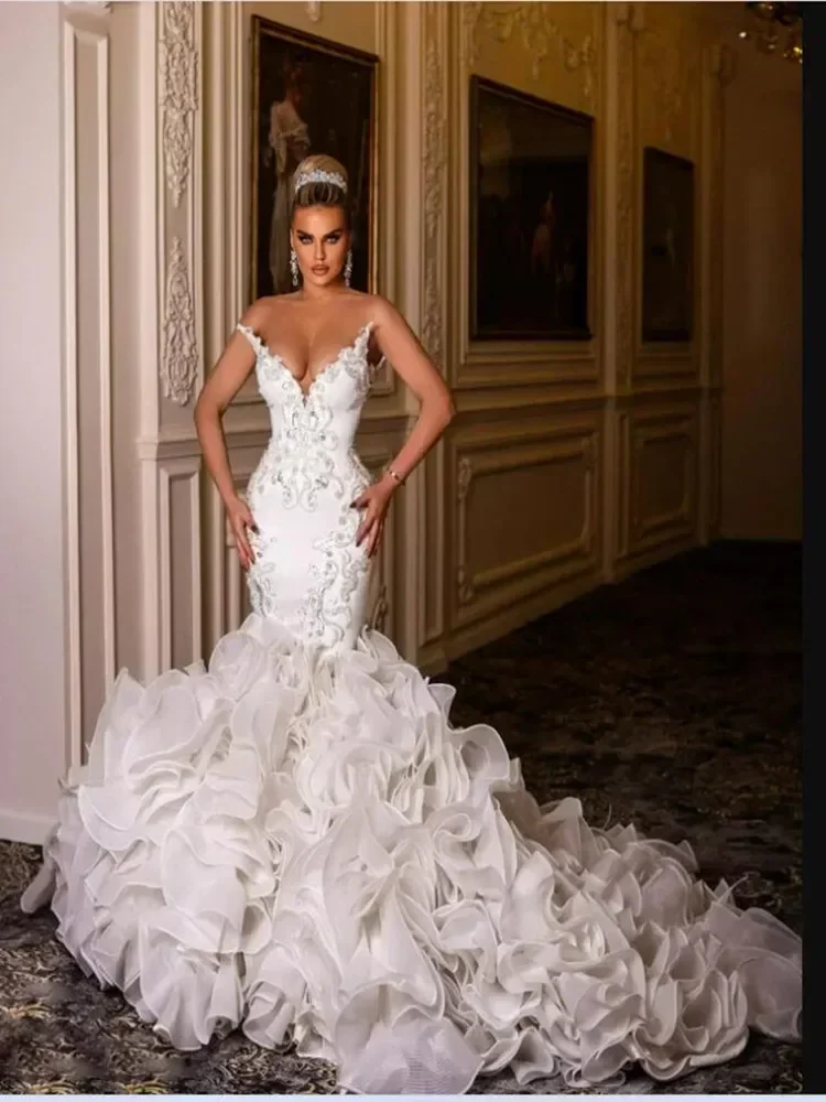 Suknia ślubna syrena z aplikacjami, koralikami, na ramiączkach spaghetti, z odkrytymi plecami, z organzy, z kaskadowymi falbanami, suknia ślubna.