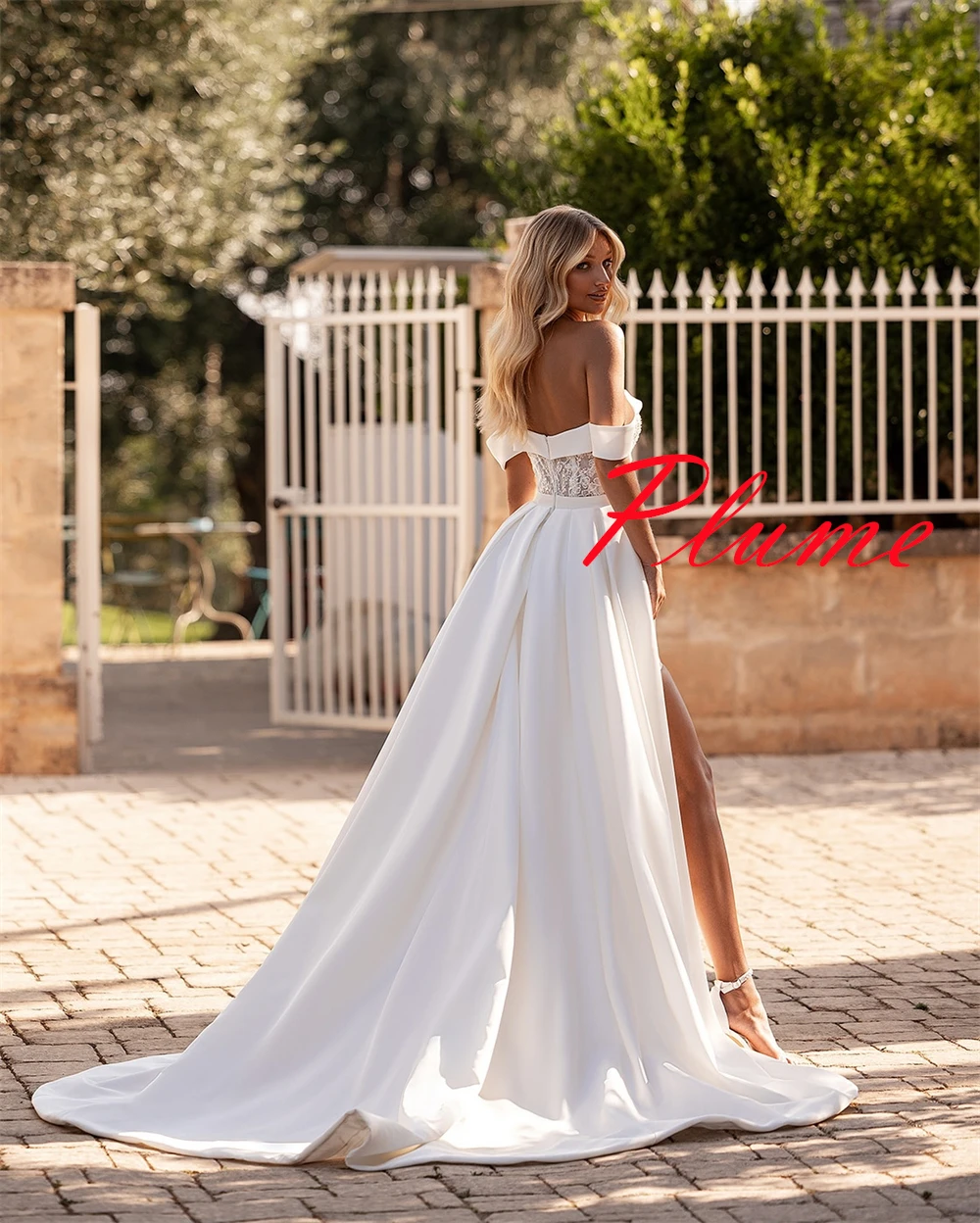 ที่กําหนดเองสีขาวซาตินชุดเจ้าสาวเรียบง่าย Strapless ปิดไหล่แขนสั้นชุดแต่งงาน Chapel Train ชุดเปลือย