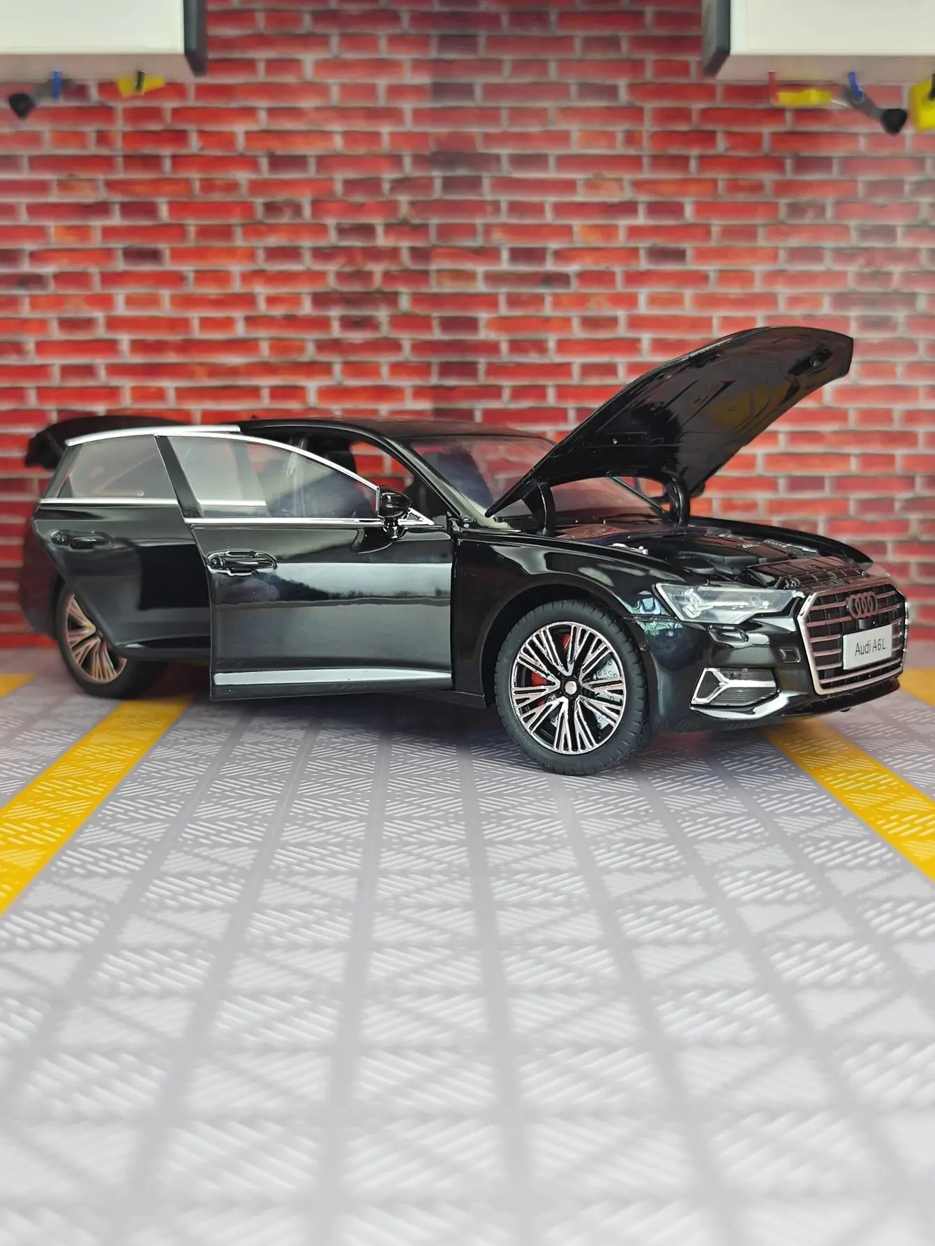 

Модель автомобиля из сплава 1:24 A6L, четыре двери по обеих сторон, которые можно открыть, а также можно открыть передним капотом и двери багажника.