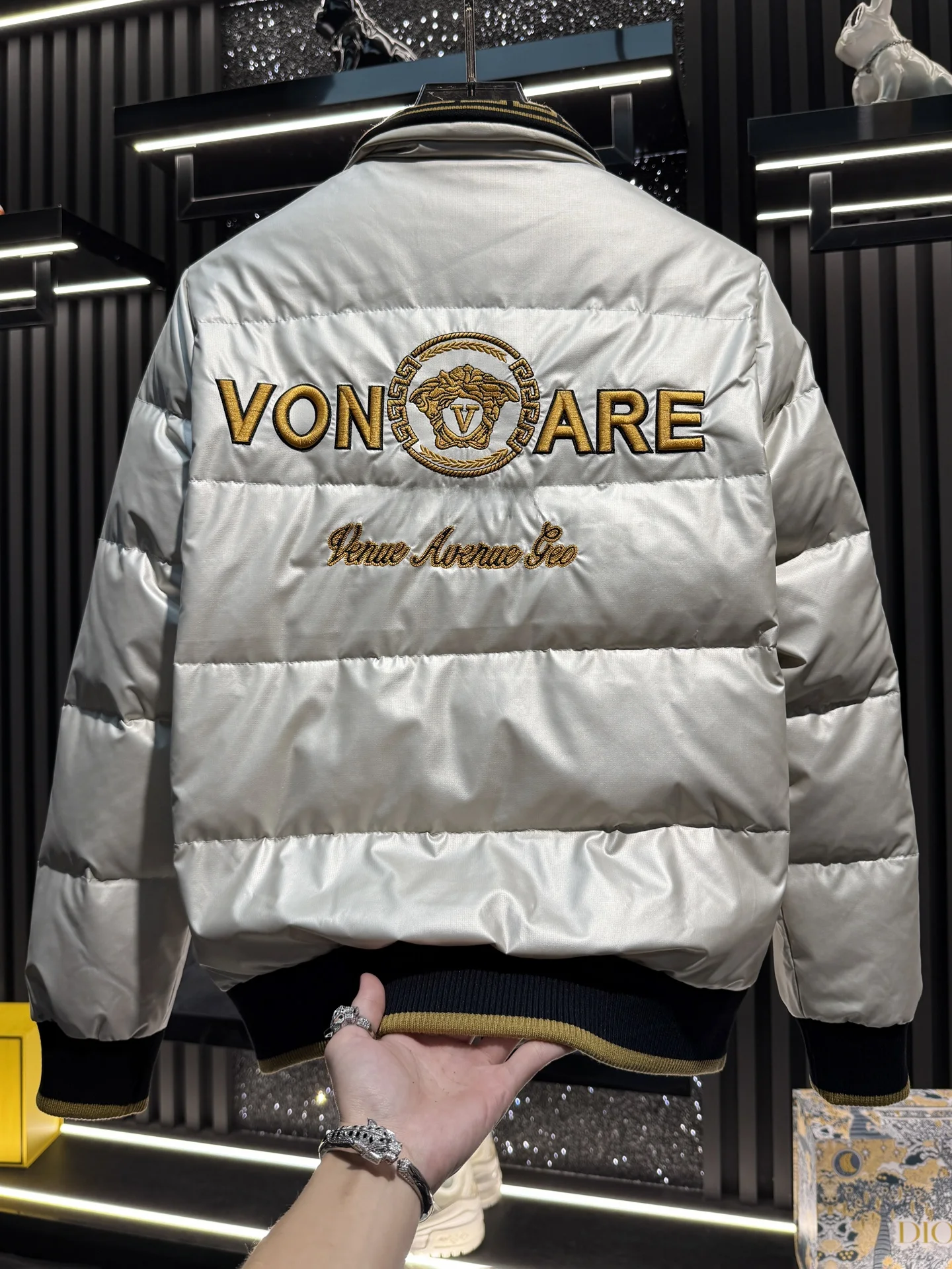 

Мужская зимняя куртка-пуховик с воротником-стойкой, вышивкой, наполнителем из белого утиного пуха, с надписями, в европейском стиле, теплая, утолщенная, на молнии