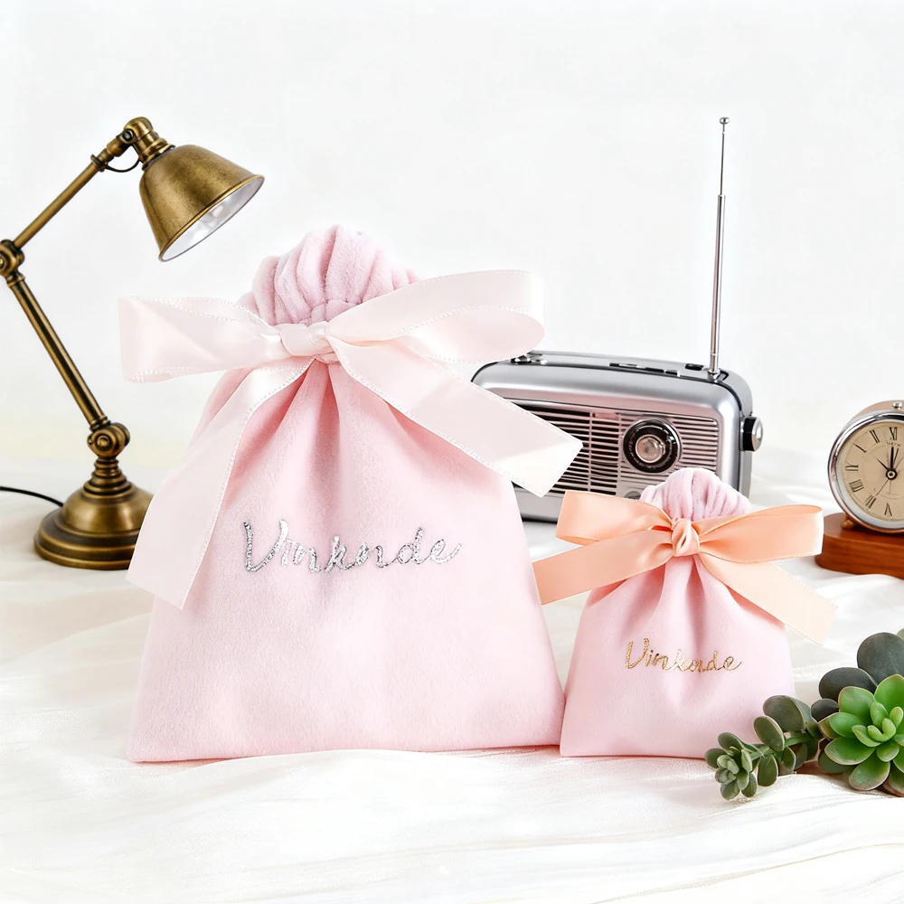 

100 упаковок, розовая бархатная сумка с логотипом, мини-сумка 10x12 см для хранения наушников, сумки на шнурке, свадебный подарок, конфеты, помада, органайзер, сумка