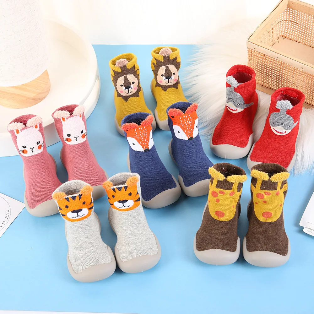 Meias de desenho animado Mid-Calf versão coreana para bebês, sapatos interiores para crianças, fundo macio, meias antiderrapantes, crianças pequenas e outono