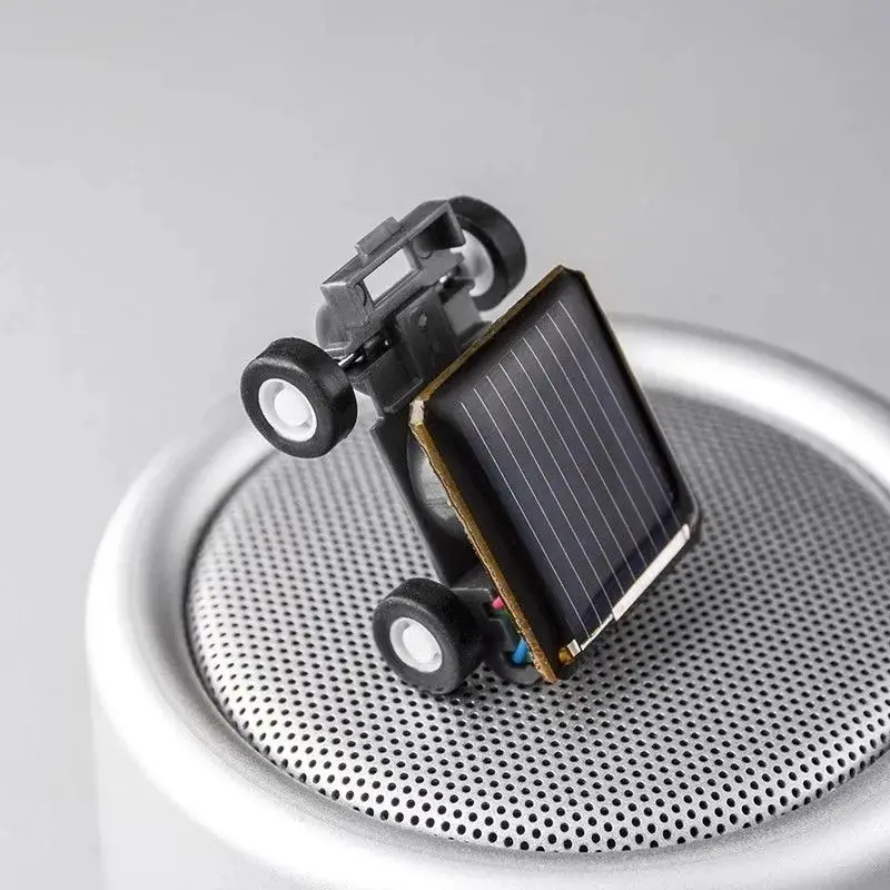 Mini carro de brinquedo movido a energia solar