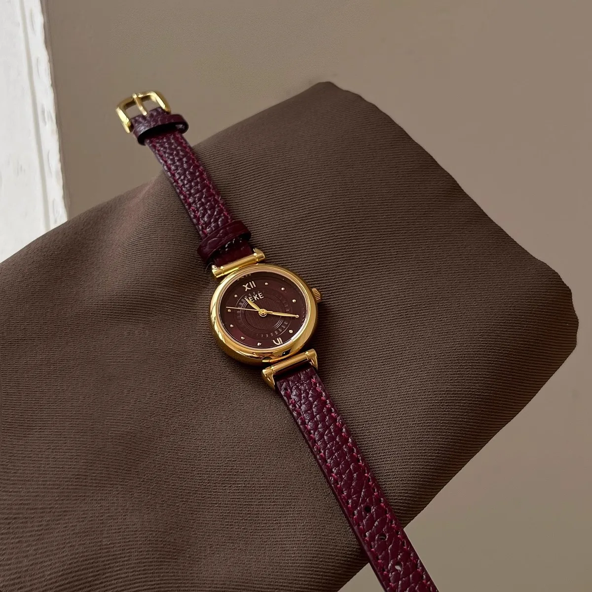 Fashion temperament minimalist luxury green dial with belt strap quartz movement women's watch