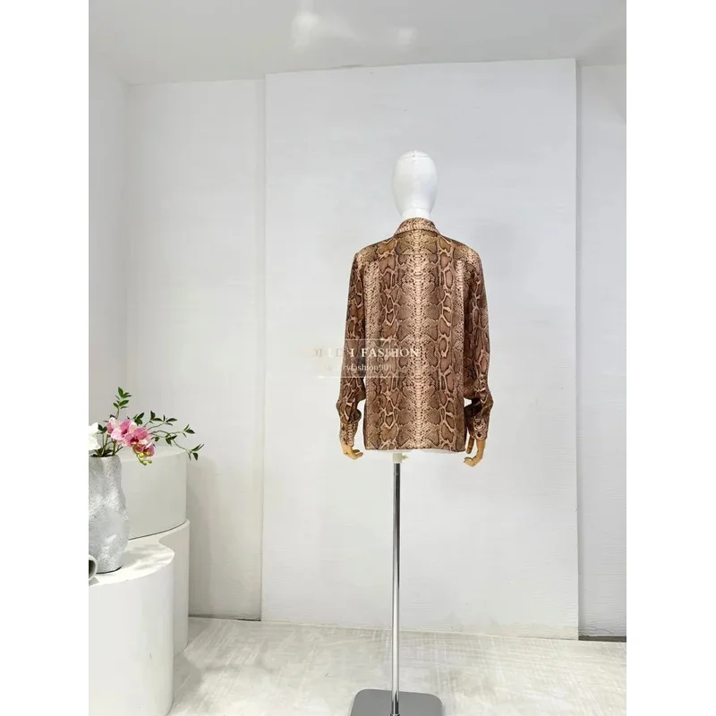 

Коричневый комплект блузки с длинными рукавами и мини-юбки со змеиным принтом для женщин