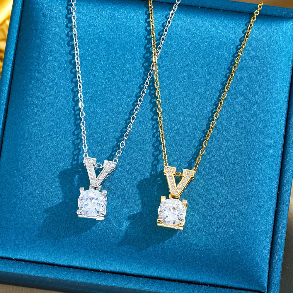 سلسلة الترقوة الجديدة 2025 خفيفة وفاخرة. هذا القلادة المعلقة المصنوعة من الفولاذ التيتانيوم مناسبة لارتدائها