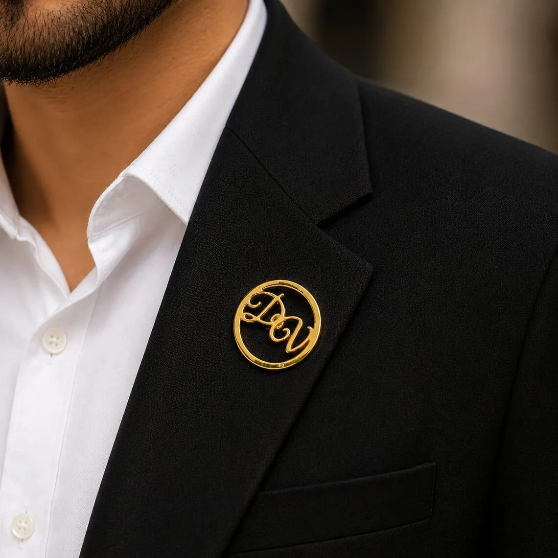 Custom Monogram Brooch Personalized Initial Letter Round Lapel Pin Stainless Steel Gold Plated Suit Brooch Jewelry Gift for Men