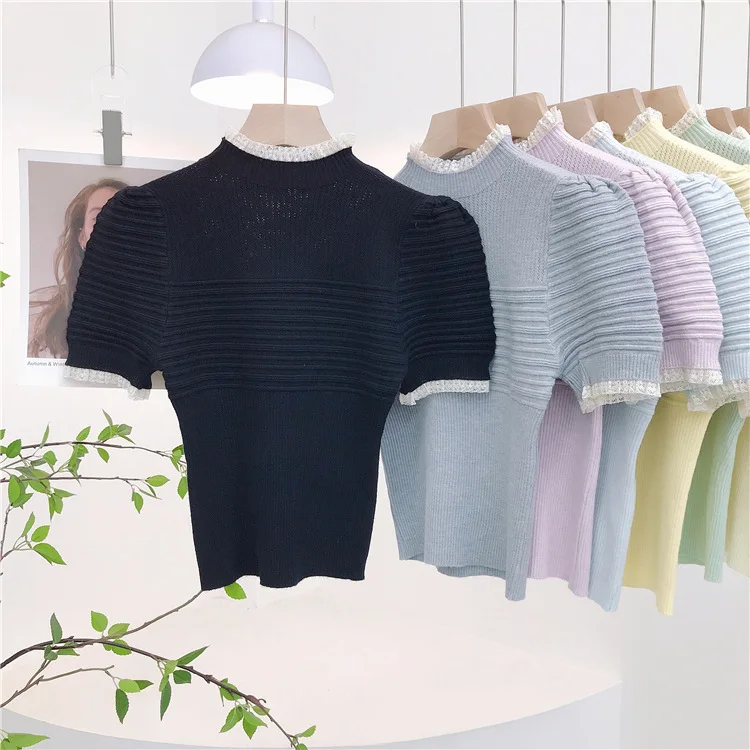 8047 Koronkowa Bluzka Letnia Nowa w Stylu Hong Kongu z Półgolfem, Bufiastymi Rękawami, Wycięciami i Efektem Wyszczuplającym w Talii, Dzianinowa z Krótkim Rękawem