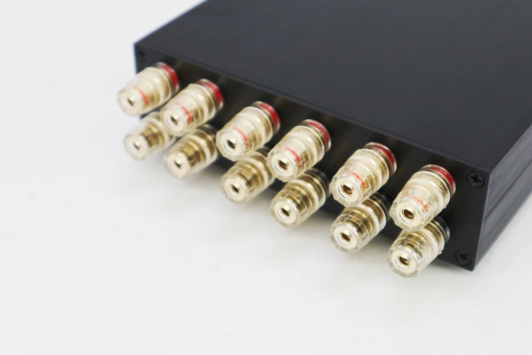 (2-IN-1-OUT)2 اختر 1 مضخم صوت منزلي / صندوق محول مكبر صوت ستيريو مقسم محدد A/B