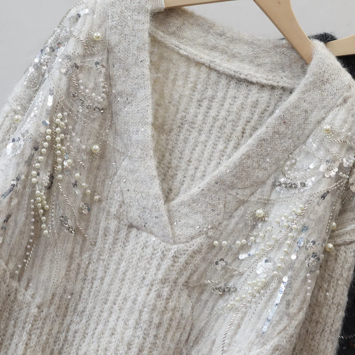 เสื้อไหมพรมถักสำหรับผู้หญิง เสื้อสเวตเตอร์ประดับเลื่อมและลูกปัด คอวี แขนยาว ทรงหลวม ใส่สบาย เหมาะสำหรับใส่ทำงานหรือลำลอง ฤดูใบไม้ร่วง ฤดูหนาว ปี 2025