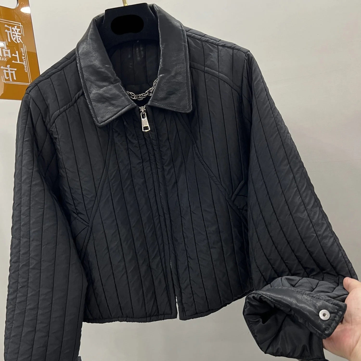 Cienka bawełniana kurtka damska z skórzanym kołnierzem, krótki płaszczyk, europejska moda jesień-zima, nowa, modna, uniwersalna odzież, trendy.