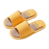 2026 Pantoufles en lin pour femmes, sandales d'intérieur quatre saisons, tongs de dessin animé pour adultes, chaussures de maison respirantes à bout ouvert pour couples 5