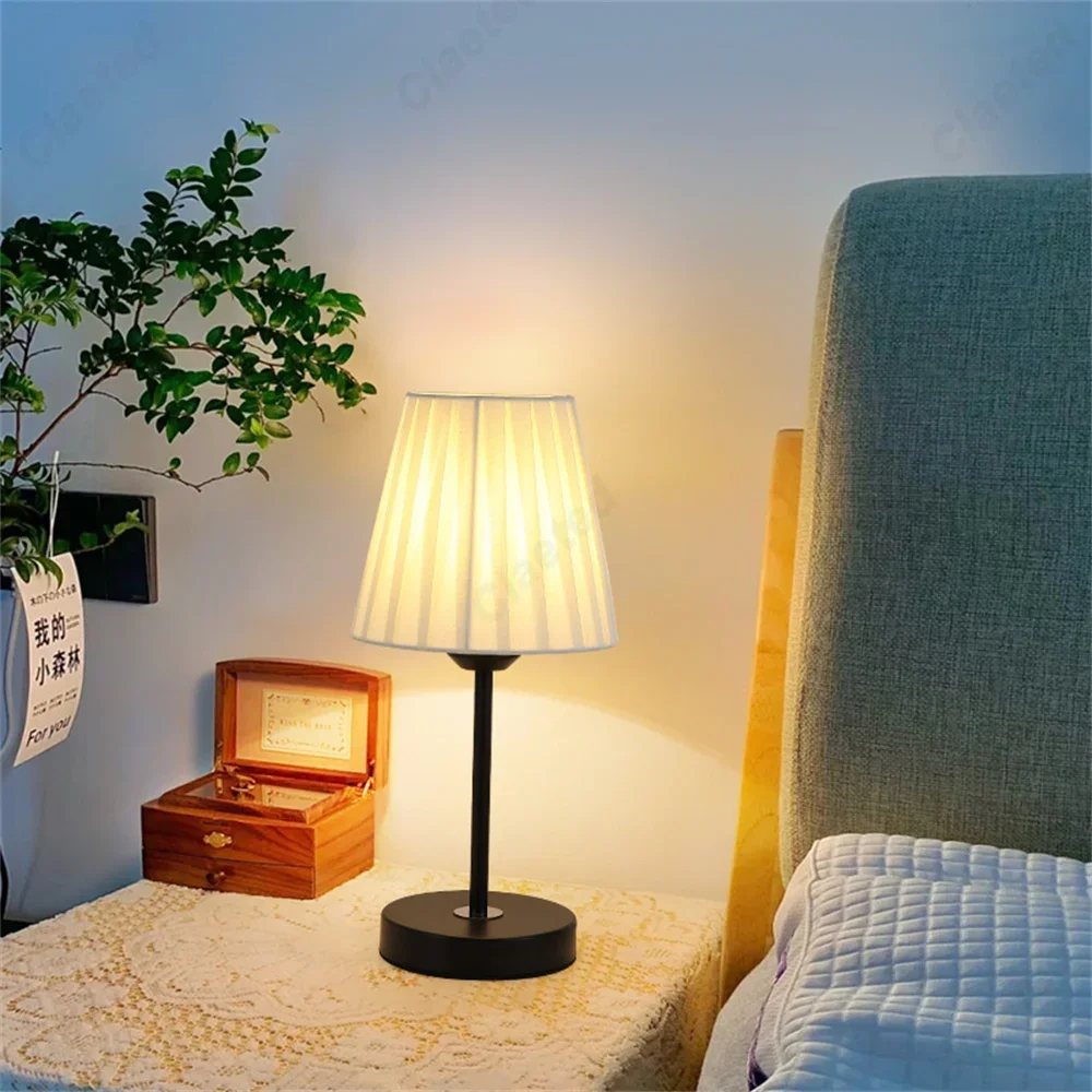 Lámpara de mesa plisada Retro nórdica, luz de escritorio de tela, luz de noche LED, lámpara de mesita de noche para dormitorio, lámparas de ambiente femenino para decoración del hogar