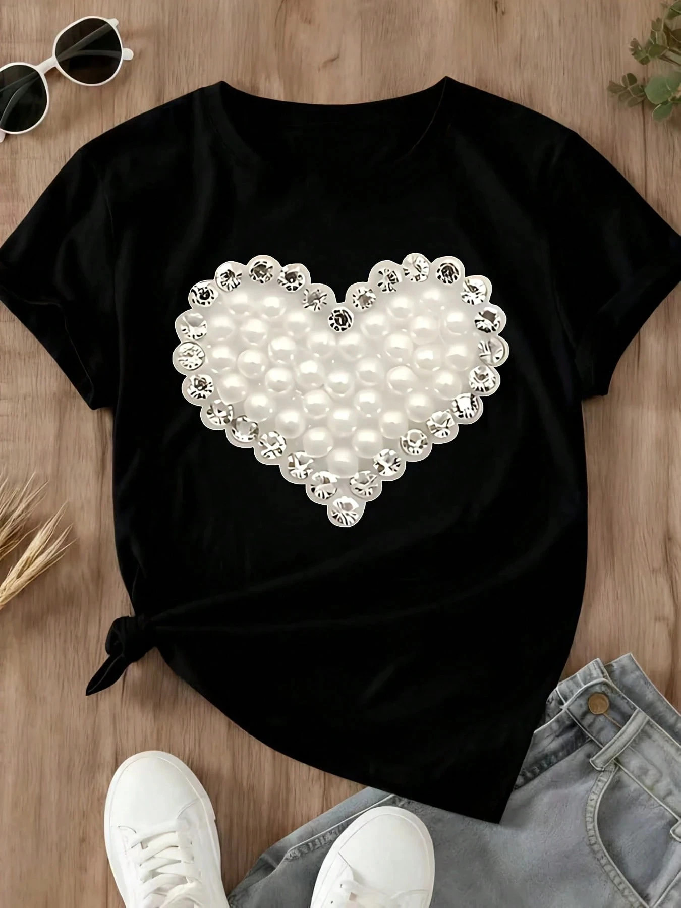 تي شيرت نسائي على شكل قلب مطبوع عليه لؤلؤ وكريستال طازج ونظيف متعدد الاستخدامات بأكمام قصيرة للمناسبات الرومانسية